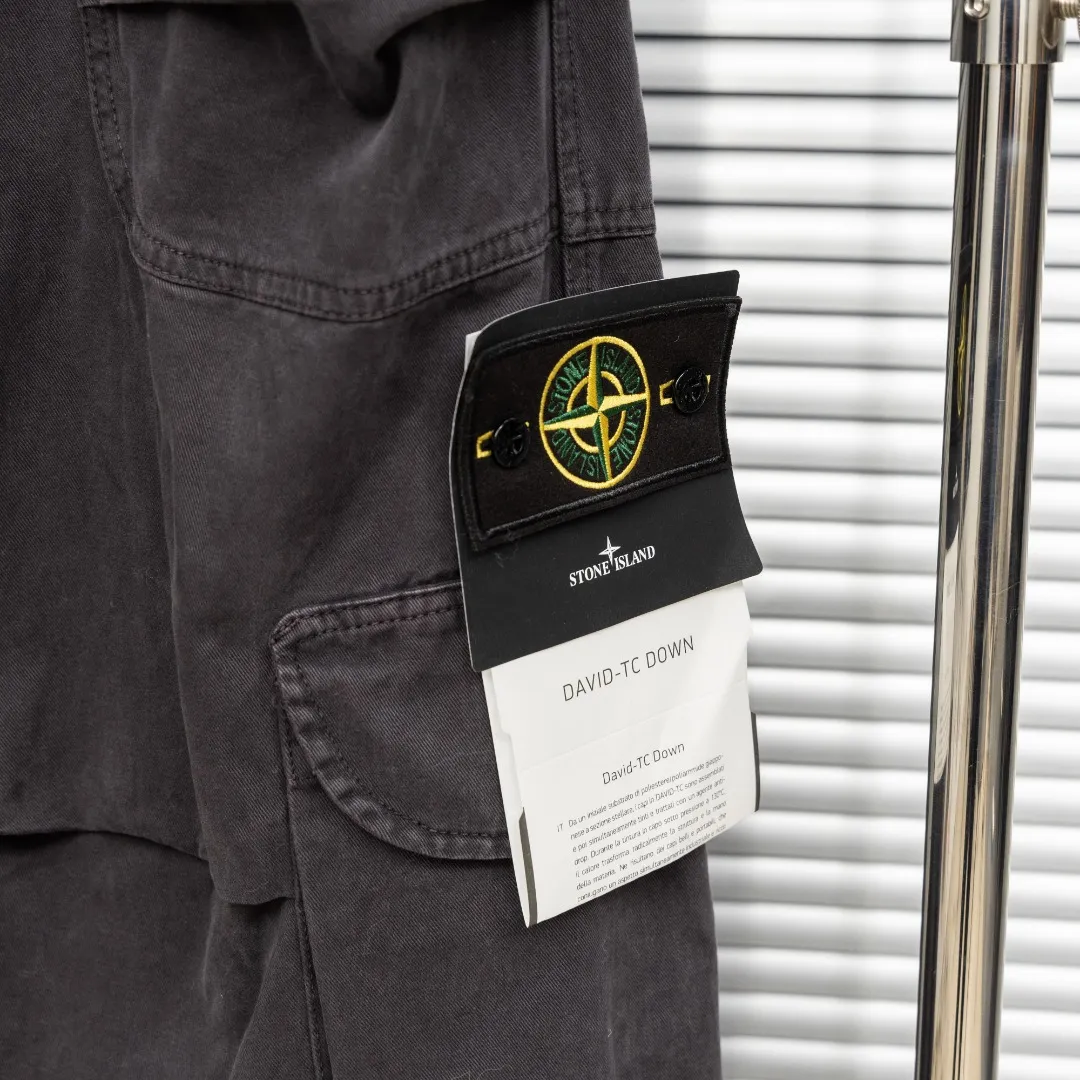 P340 top version (different currencies) Style: Stone Island STONE LSLAND washed and distressed multi-pocket functional trousers Color: Picture color Size: M-XXXL Fabric: Workwear Accessories: Full set of customized accessories No gender distinction, same style for men and women